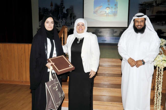 جاسم المسباح ولطيفة العجيل يكرمان احدى المعلمات