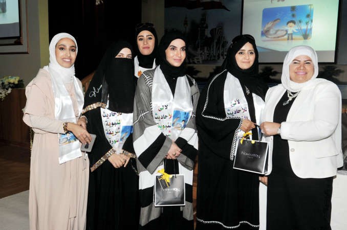 لطيفة العجيل تكرم احدى المشاركات في المشروع