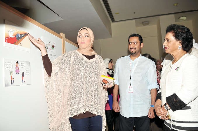 الشيخة فريحة الاحمد تستمع الى شرح حول احدى اللوحات المعروضة