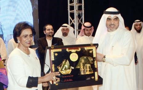 عثمان العصفور مقدما درعا تكريمية الى الشيخة فريحة الاحمد 