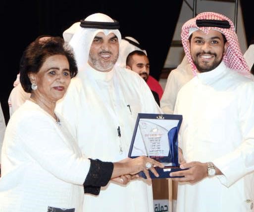 تكريم احد المشاركين في الحملة 