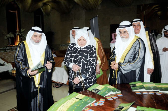 الصبيح تتفقد جناح مطبوعات مبرة الال والاصحاب ﻿