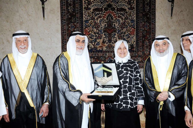 دعبد المحسن الخرافي وخليل الشطي يكرمان الوزيرة هند الصبيح ويبدو عبدالعزيز الغنام ﻿