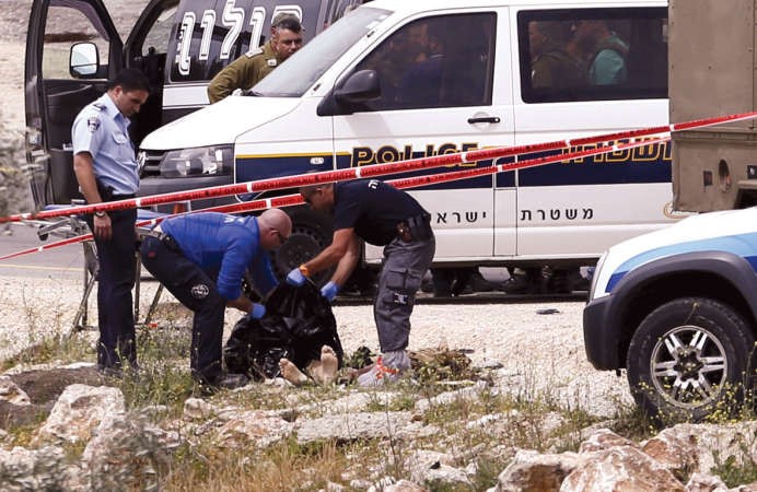 شرطة الاحتلال الاسرائيلي ترفع جثة الشاب الفلسطيني الذي قضى عقب طعنه اسرائيليين اثنين في الضفة امس رويترز 