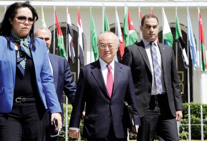 المدير العام للوكالة الدولية للطاقة الذرية يوكيا امانو يغادر مقر الجامعة العربية بعد لقائه مع الامين العام نبيل العربي في القاهرة امس افپ