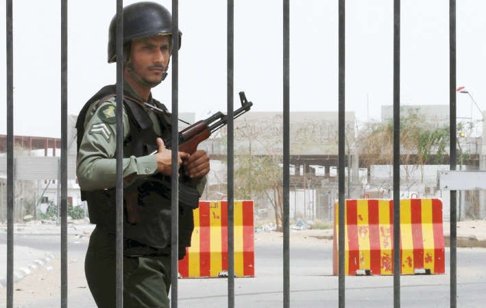 حارس امن سعودي في جازان على الحدود السعودية مع اليمن امس الاول رويترز
