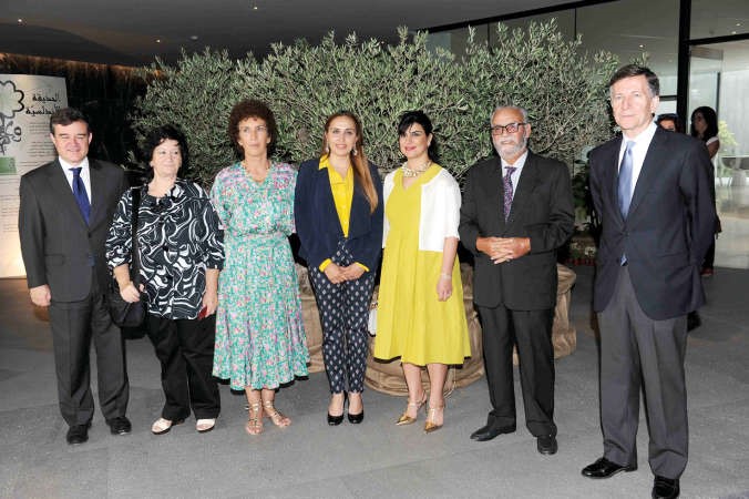 ﻿السفير كارلوس دي تيخادا ومهيفاء المهنا وشريف جاه وعدد من اعضاء السفارة الاسبانية عقب افتتاح المعرض﻿