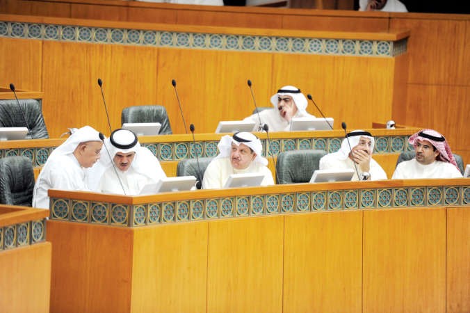 الشيخ سلمان الحمود وحديث مع نبيل الفضل وبجانبه عيسى الكندري واحمد الجسار وسيف العازمي
