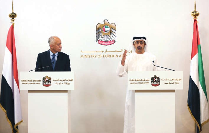 وزير الخارجية الاماراتي سمو الشيخ عبدالله بن زايد ال نهيان ونظيره اليمني رياض ياسين خلال مؤتمرهما الصحافي المشترك في ابوظبي امس اپ 