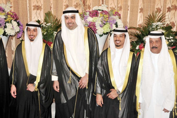 الشيخ خالد الفهد يبارك للمعرسين ووالدهما احمد الحشان﻿