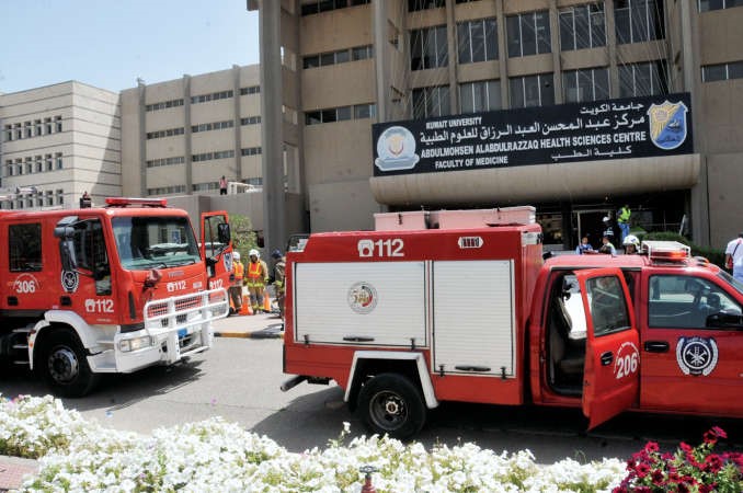 سيارات الدفاع المدني في موقع الحريق