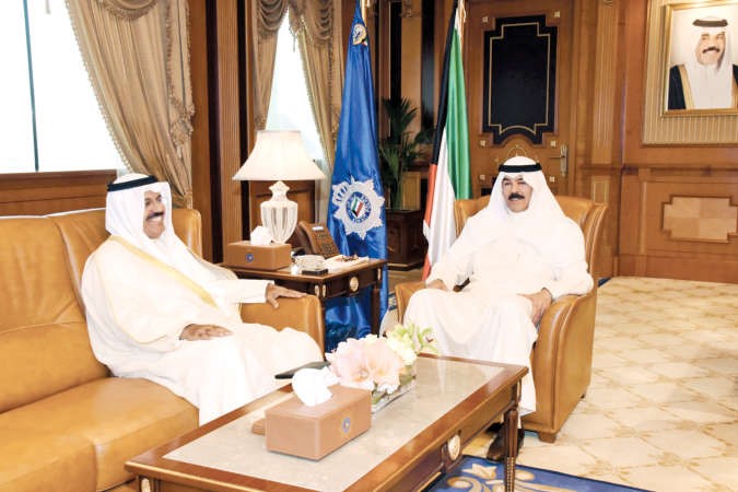 وزير الداخلية الشيخ محمد الخالد خلال استقباله الشيخ احمد النواف﻿