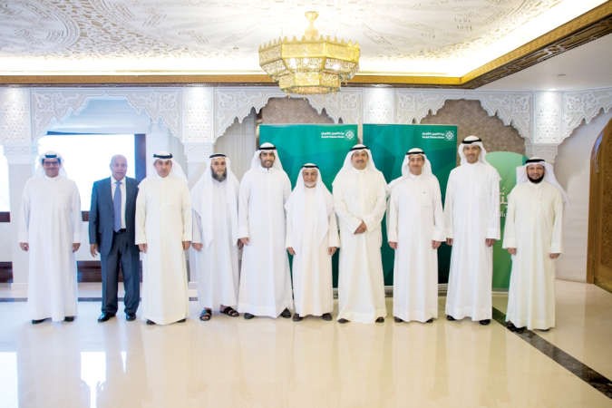 المرزوق والعليمي مع اعضاء مجلس الادارة والرئيس التنفيذي لـ بيتك