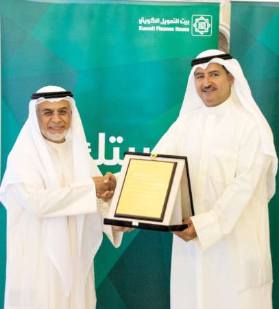 حمد عبدالمحسن المرزوق يكرم علي العليمي