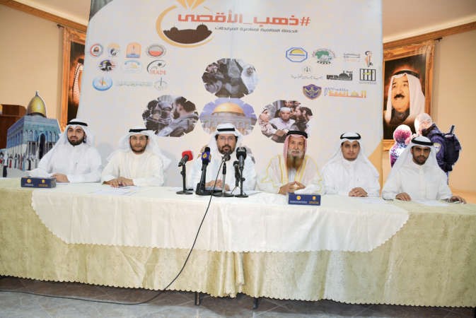 عثمان السيف ومحمد العتيبي والشيخ احمد القطان وعريف المؤتمر وطارق الشايع خلال المؤتمرريليش كومار