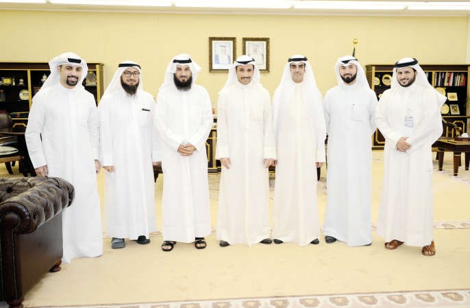 رئيس مجلس الامة مرزوق الغانم مع رئيس واعضاء نقابة العاملين في مجلس الامة