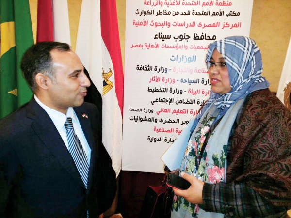 مسؤول الشؤون القنصلية محمد العريفان مع الزميلة هناء السيد 