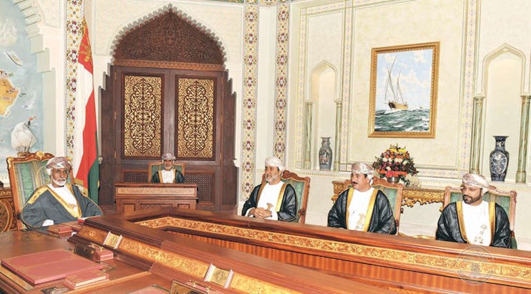 السلطان قابوس بن سعيد خلال ترؤسه اجتماع مجلس الوزراء العماني في مسقط امس الاول وكالة الانباء العمانية﻿