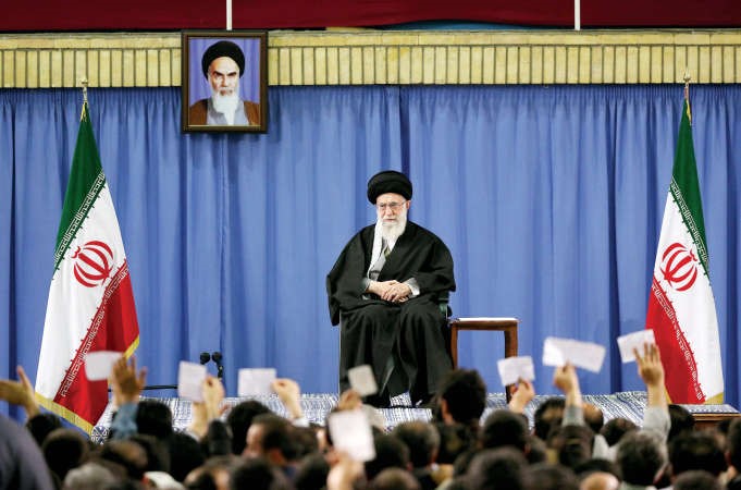 القائد الاعلى للثورة الايرانية علي خامنئي خلالاجتماعه مع شعراء وادباء ايرانيين في طهران امسافپ ﻿