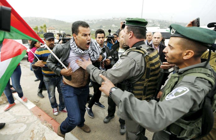 شاب فلسطينييتواجه مع شرطة الاحتلال خلال مسيرة احتجاج على اغلاق طريق رئيسي بين رام الله ونابلس لاقامة ماراثون للمستوطنينبالضفة امس	رويترز﻿