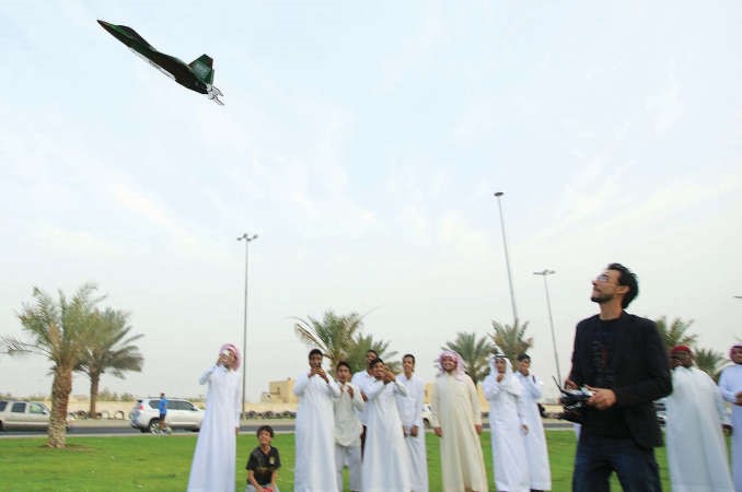 طلاب في تبوك يطلقون طائرة الحزم التي صنعوها لتحاكي الطائرات السعودية المشاركة في تحالف دعم الشرعية في اليمن 	افب ﻿