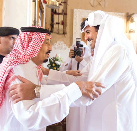 خادم الحرمين الشريفين الملك سلمان بن عبدالعزيز مستقبلا سمو الشيخ تميم بن حمد امير قطرواس﻿