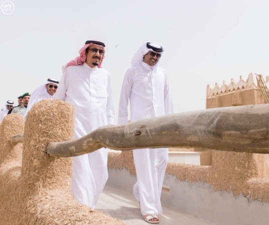 خادم الحرمين الشريفين الملك سلمان بن عبد العزيز مصطحبا سمو امير قطر تميم بن حمد في جولة داخل ارجاء قصر العوجا واس﻿