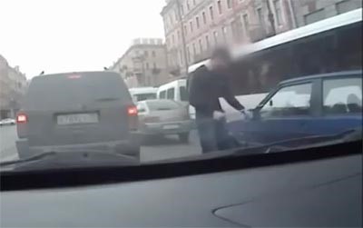 بالفيديو.. حالة غضب في الشارع تدفع سائقا لرفع "منشار كهربائي" بوجه زوجين وطفليهما