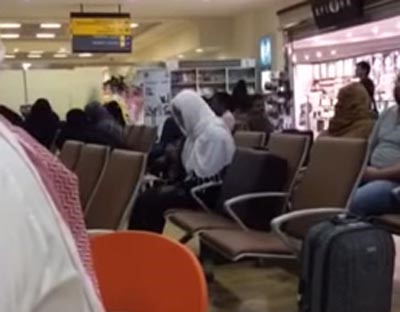 بالفيديو.. خادمة تقوم بحركات مريبة أثناء انتظارها لكفيلها بمطار القصيم