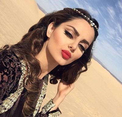 صورة: الإيرانية ملكة جمال الأرض تعود بـ"لوك" ملكة الصحراء.. وترتدي العباءة