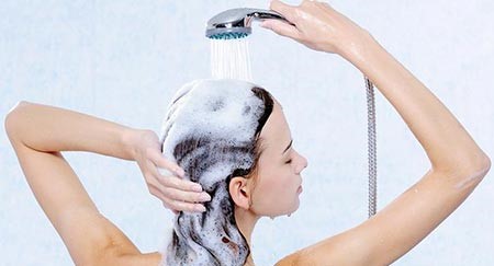 أخطاء عند غسل الشعر تؤدي لتساقطه