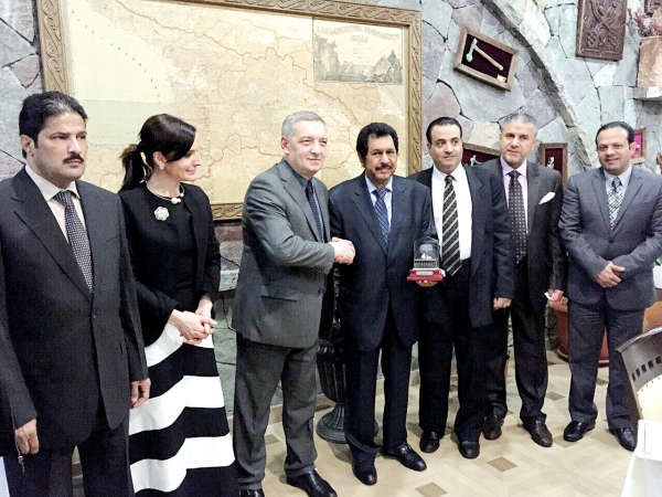 حمد سيف وعبدالله التميمي وفيصل الكندري وعبدالله العدواني مع نائب رئيس لجنة الشؤون الخارجية في البرلمان الجورجي ﻿