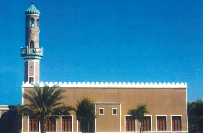 مسجد البطي بوطيبان 1776م وفي الاطار صورة للمسجد من الخارج في الخمسينيات واللافتة المعلقة على باب المسجد