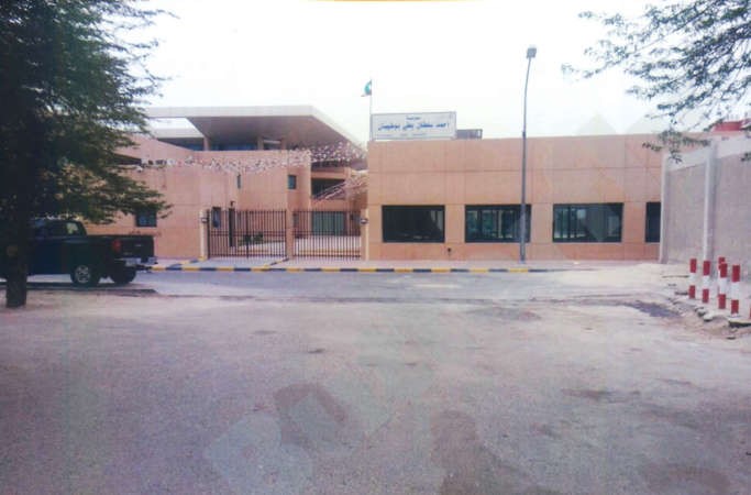 اسم المستشار احمد سلطان البطي بوطيبان اطلق على المدرسة الابتدائية بنين في الدسمة تقديرا له
