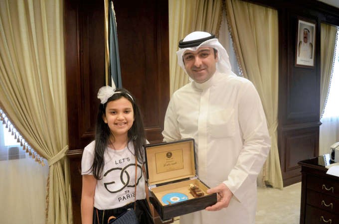 وزير الاسكان والاشغال ياسر ابل في استقبال الطفلة فرح﻿