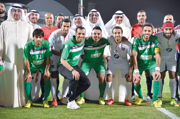 مرزوق الغانم ومبارك الخرينج وصالح عاشور وجمال الكاظمي مع حكام المباراة واللاعب المعتزل احمد الرشيدي الازرق كوم