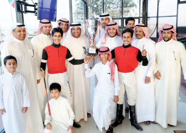 عميد اسطبل خالد العتيبي يتسلم كاس الشوط الرابع