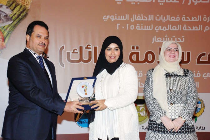 رئيسة اللجنة الاجتماعية دلال العازمي تكرم د جمال الحربي وغالية المطيري﻿