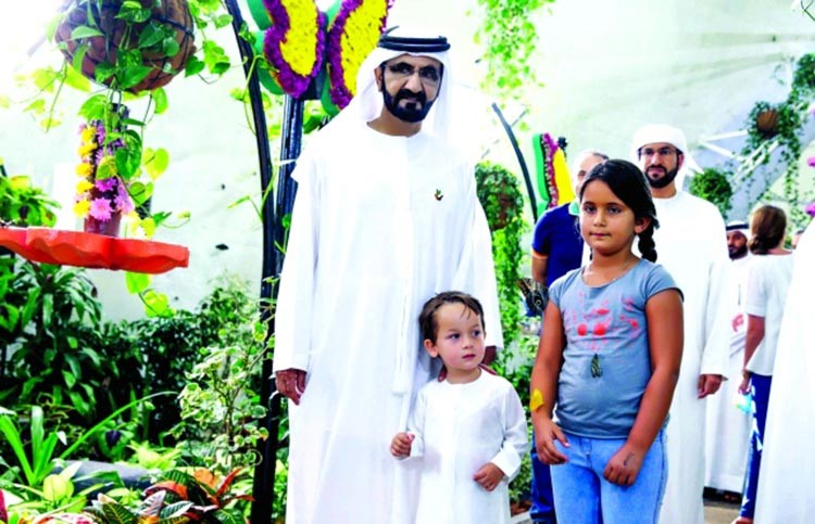 صورة: محمد بن راشد مصطحباً نجليه الجليلة وزايد الى حديقة دبي للفراشات