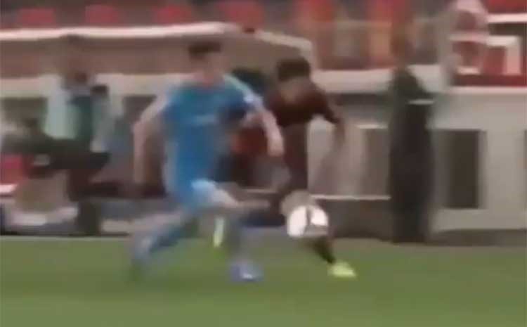 بالفيديو.. لاعب يعاقب خصمه بتدخّل وحشي! 