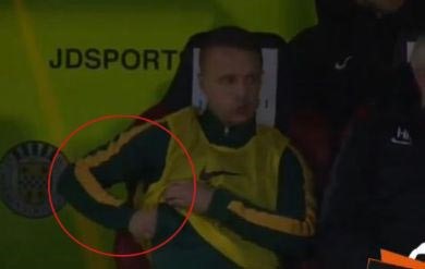 بالفيديو.. لاعب يغافل مدربه ويقوم بتصرف غريب على دكة البدلاء!