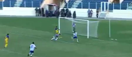بالفيديو.. لاعب مغمور يخدع الدفاع والحارس بكعب ساحر! 