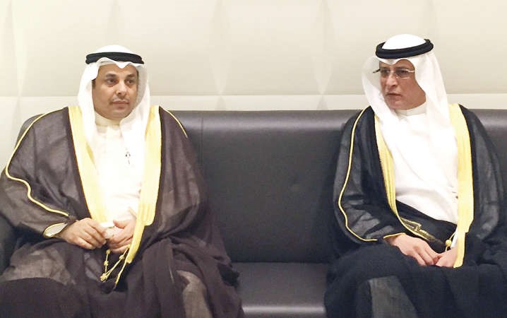 الوزير يعقوب الصانع اثناء وصوله الدوحة ﻿