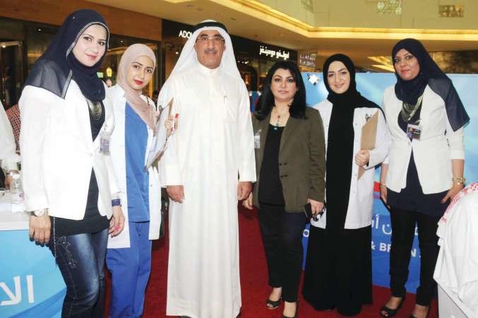 د قيس الدويري يتوسط د ماجدة الصالح وفريق العمل بقسم الباطنية محمد خلوصي