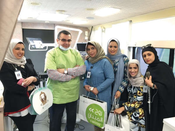 فريق عيادة الميدان المتنقلة خلال زيارته لبنك الائتمان﻿