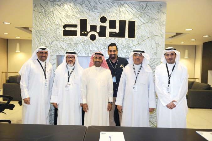 طارق العلي متوسطاالزملاء نائب رئيس التحرير عدنان الراشد ومستشار الادارة العامة يوسف عبدالرحمن وسكرتير تحرير شؤون الاخبار الامنية ذعار الرشيدي ورئيس قسم الفن مفرح الشمري وبشار جاسم	فريال حماد﻿