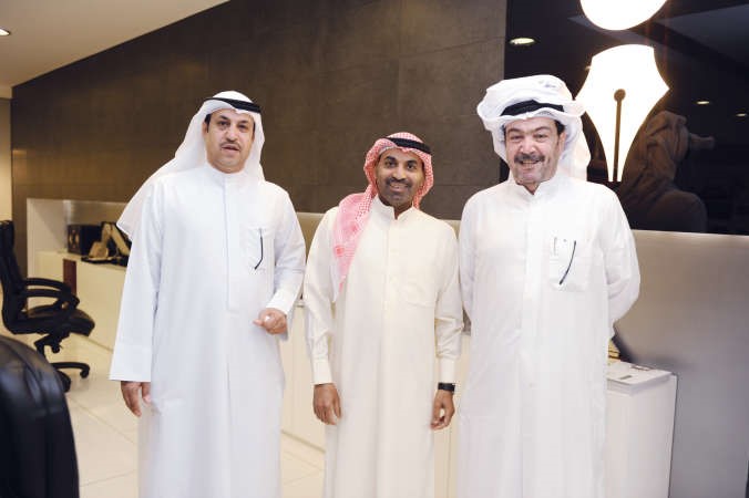 العلي مع الزميل سعد المعطش والكاتب حمد بدر﻿