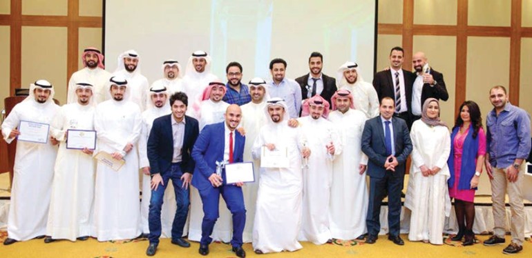 لقطة تضم مجموعة من المكرمين﻿