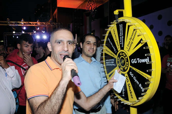 المذيع اسامة فودة يقدم الجوائز للجمهور﻿