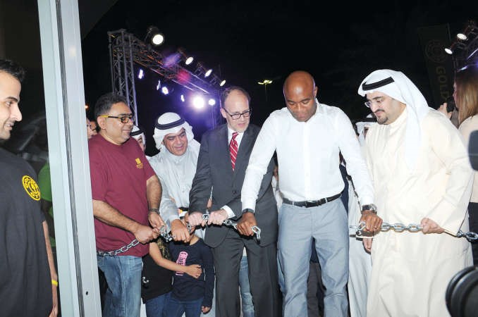 السفير الاميركي دوغلاس سيليمان واندرسون سيلفا وايهاب العرادي يفتتحون النادي 	انور الكندري﻿